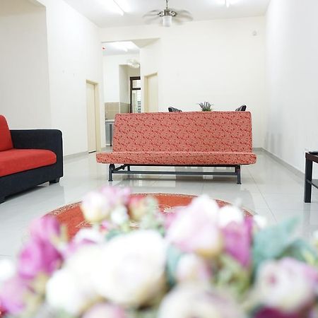 Warisan Indah Homestay Klia 1 Melayu Sahaja Sepang Ngoại thất bức ảnh