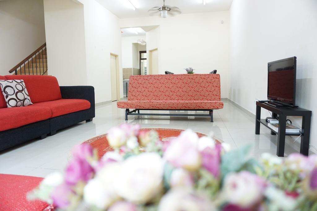 Warisan Indah Homestay Klia 1 Melayu Sahaja Sepang Ngoại thất bức ảnh